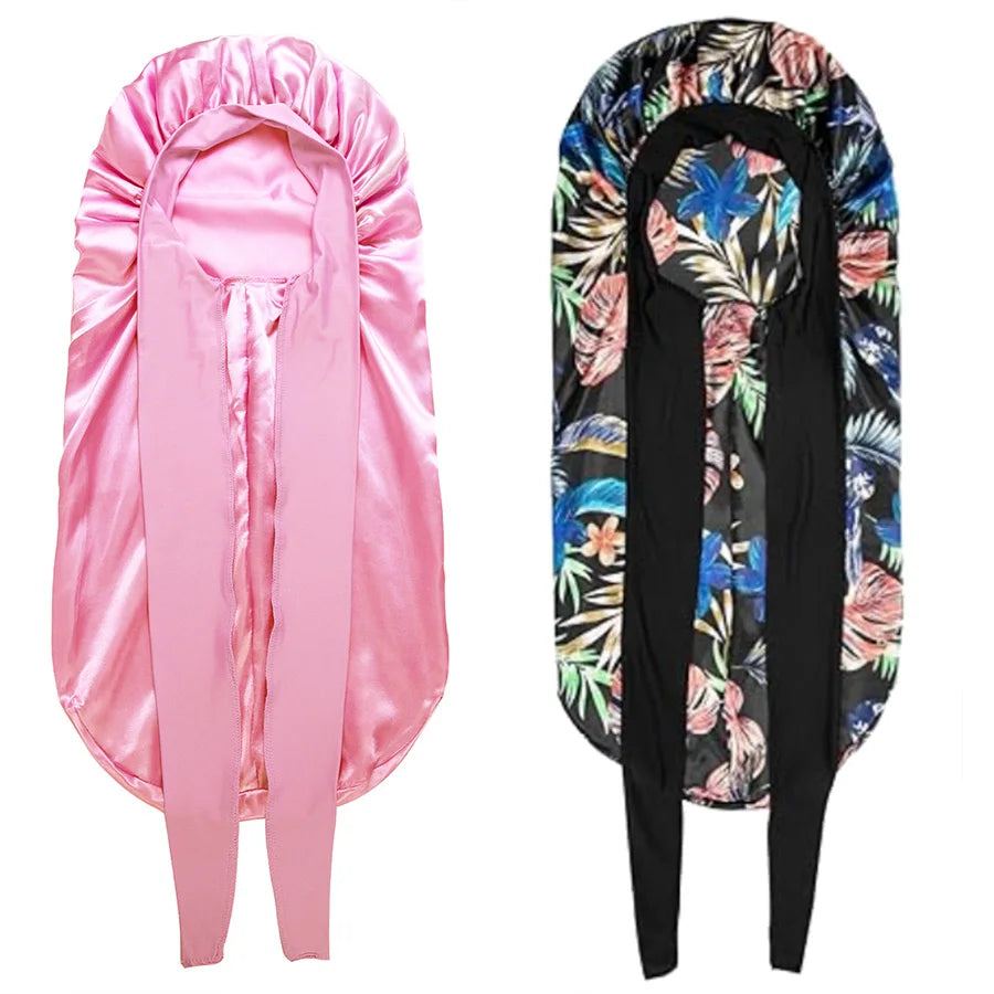 Pinker Satin-Schlafhaube, entworfen zum Schutz und Styling lockiger Haare