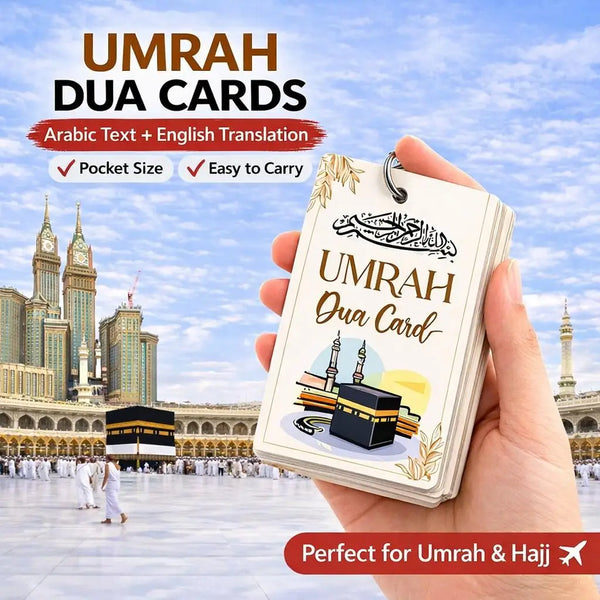 Eine Hand hält eine Karte mit dem Titel Umrah Dua Karte mit einem islamischen Laternendesign vor einer Moscheebekrönung.
