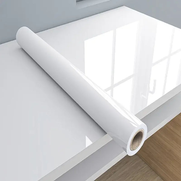 Eine Rolle realistischer Marmor-Peel-and-Stick-Tapete liegt auf einer weißen Oberfläche.