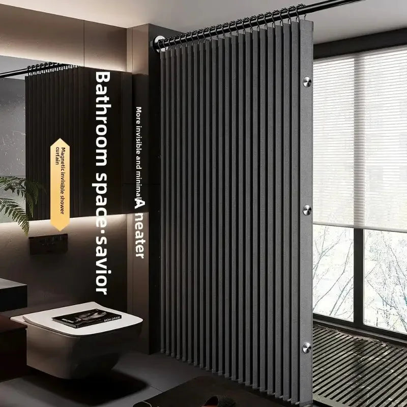 Rideau de douche magnétique noir vertical avec ourlet lesté, à côté d'une toilette dans une salle de bain moderne.