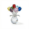 Kristallroseblütenfigur mit einer Vase voller bunter Glasblumen