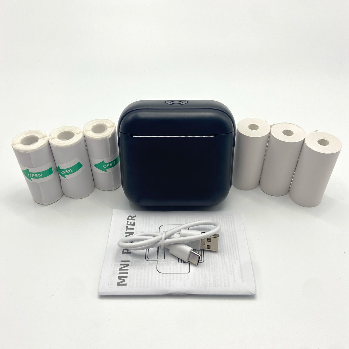 Imprimante thermique Bluetooth portable noire avec plusieurs rouleaux de papier blanc et un câble d'alimentation.