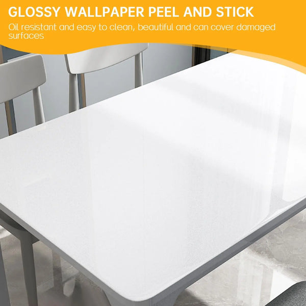 Weiße Tischdecke mit glänzender, kleb- und abziehbarer Tapete für rost- und oberflächenresistente Abdeckung.