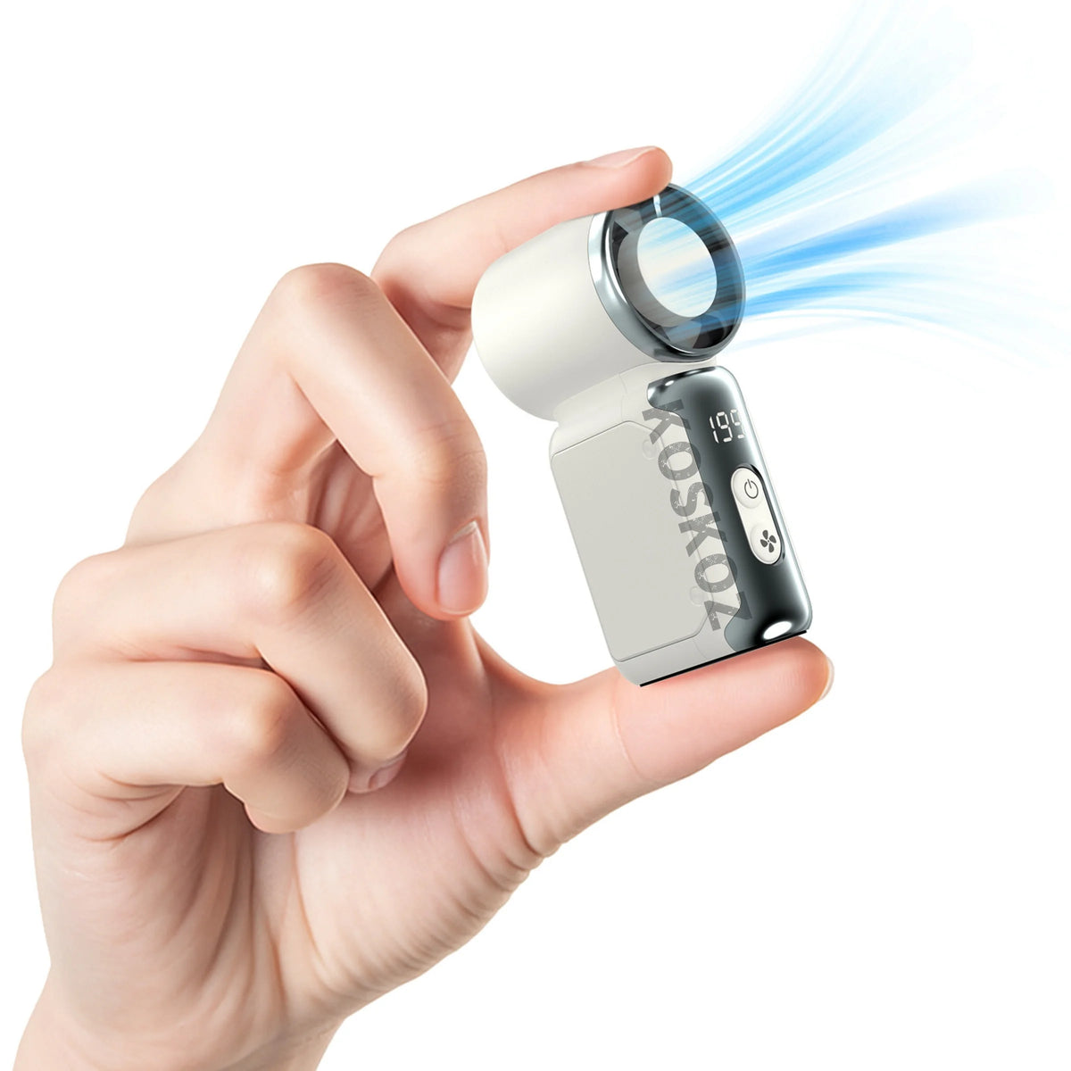 Una mano sostiene un pequeño ventilador portátil USB recargable plateado con una cubierta protectora transparente y flujo de 