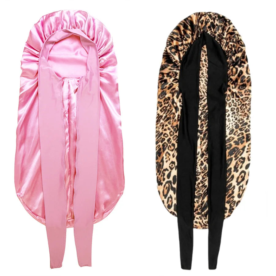 Pinker Satin-Schlafhaube für lockiges Haar, gefaltet und ausgebreitet