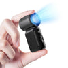Una mano sostiene un ventilador portátil negro con un haz de luz azul saliendo de la parte delantera.