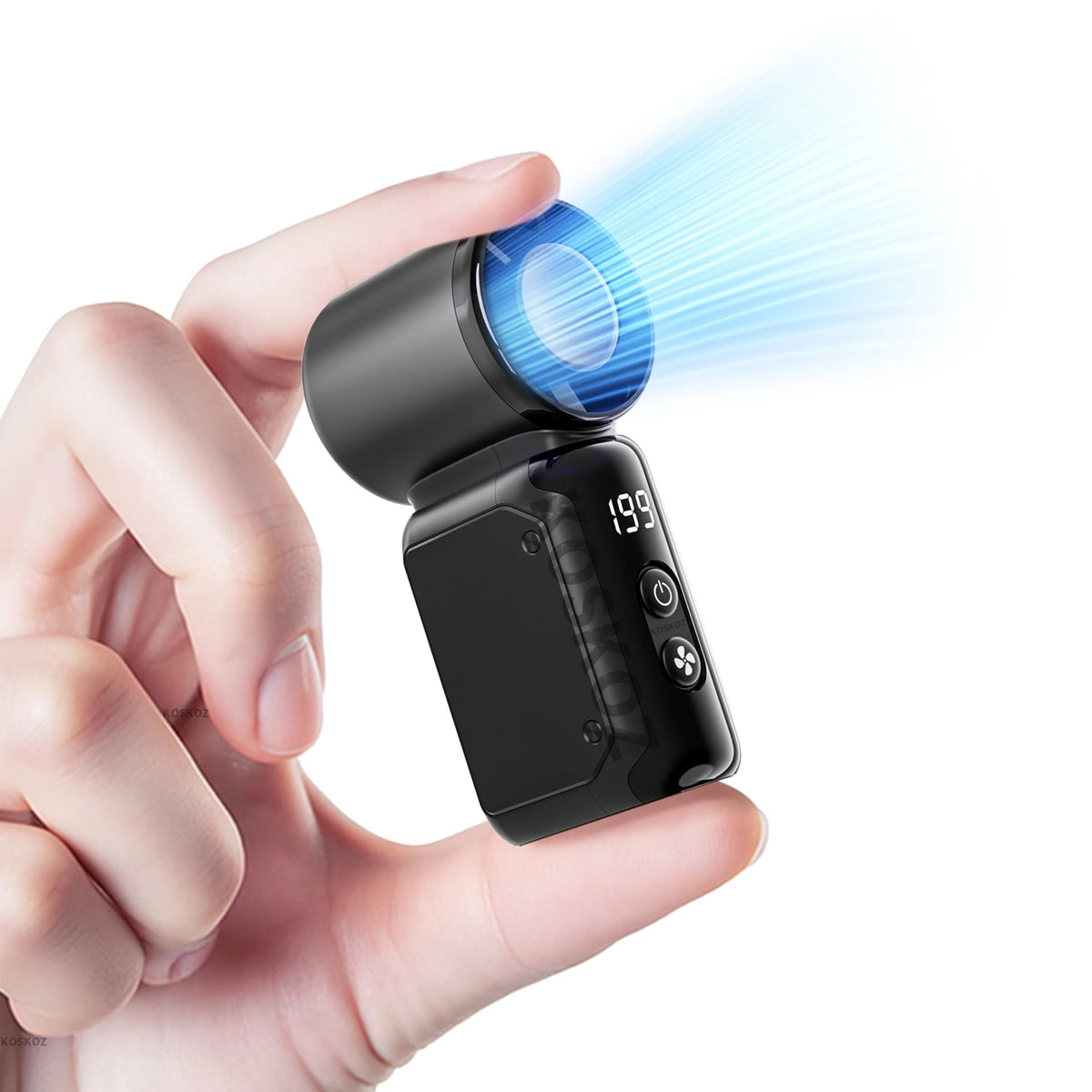 Una mano sostiene un ventilador portátil negro con un haz de luz azul saliendo de la parte delantera.