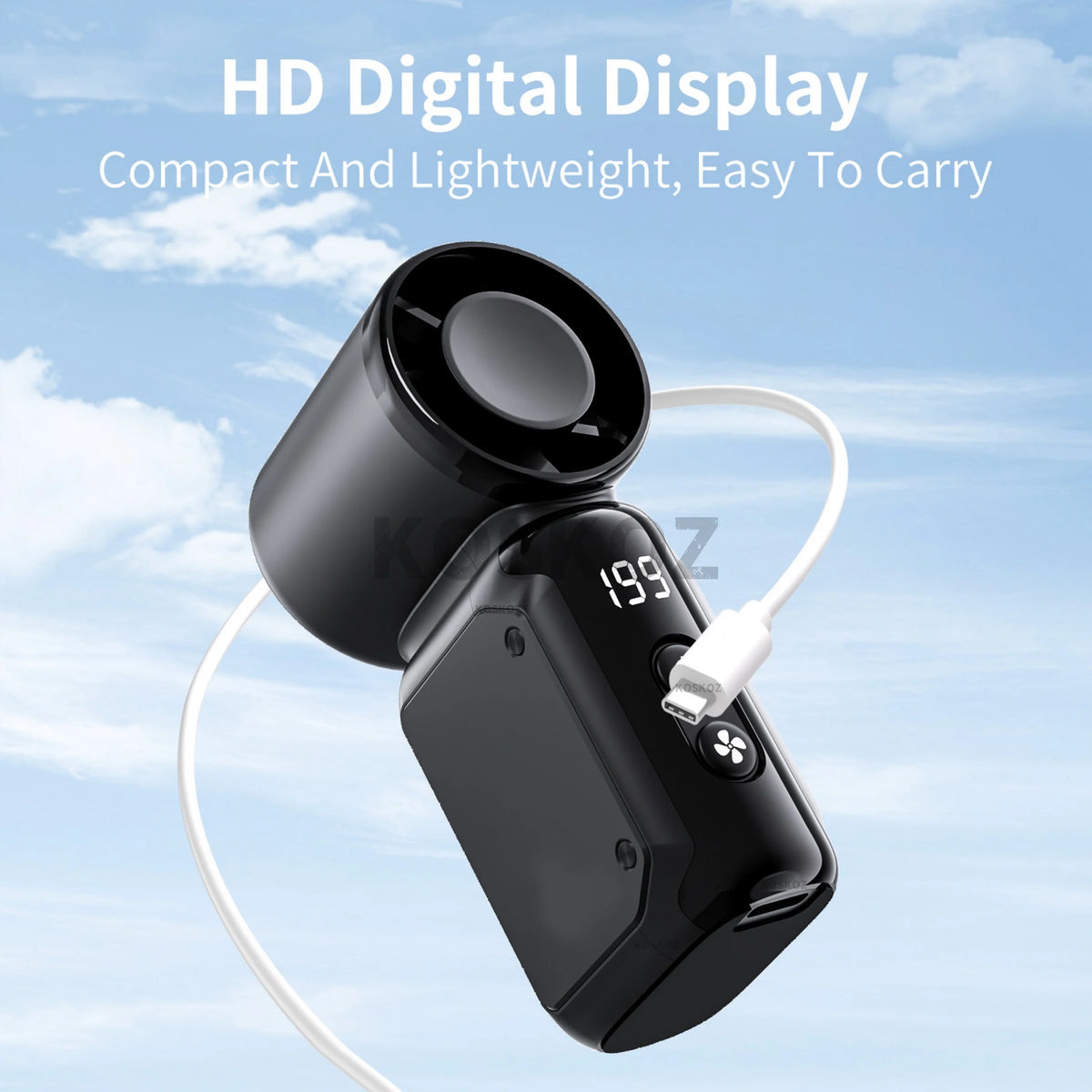 Un ventilador portátil negro con pantalla digital contra un fondo de cielo azul claro.