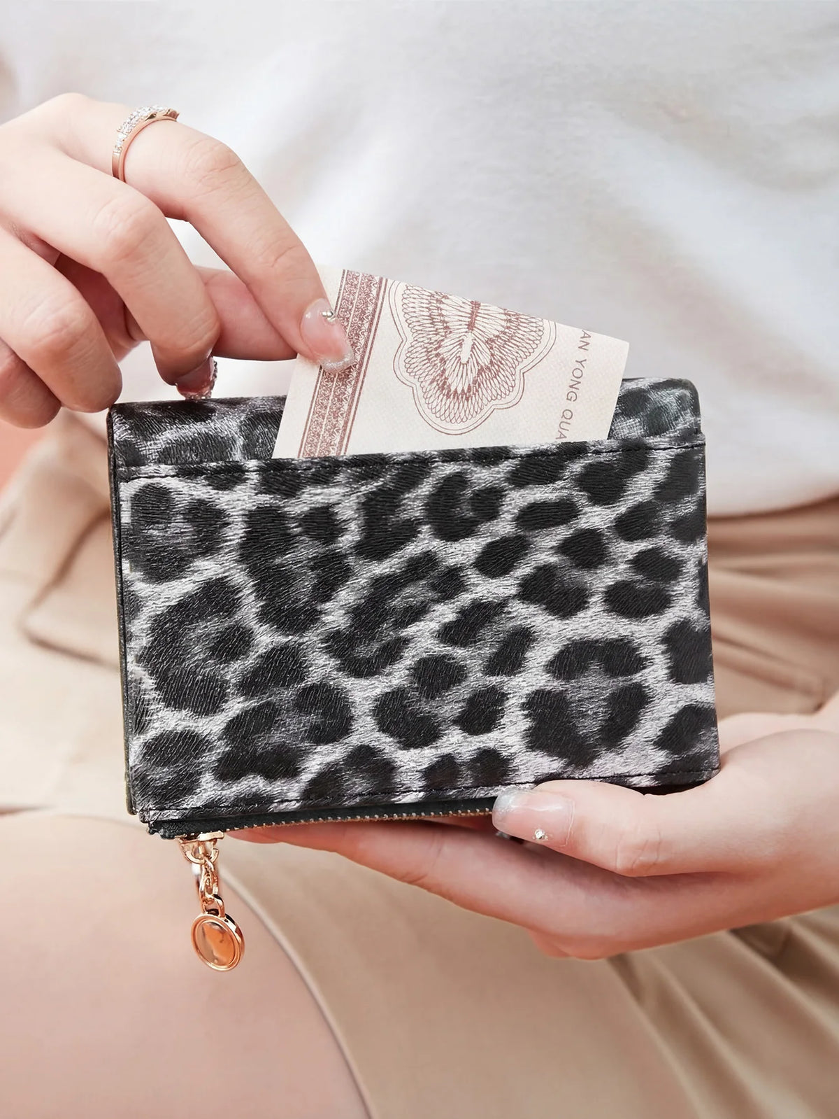 Vintage Leopard Print Tri-Fold Wallet with Double Zipper