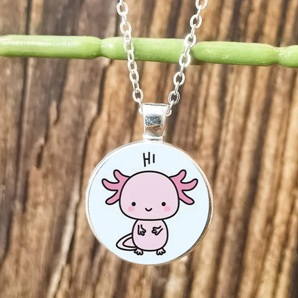 Collier argenté avec pendentif en verre d'axolotl rose cartoon suspendu à une branche verte.