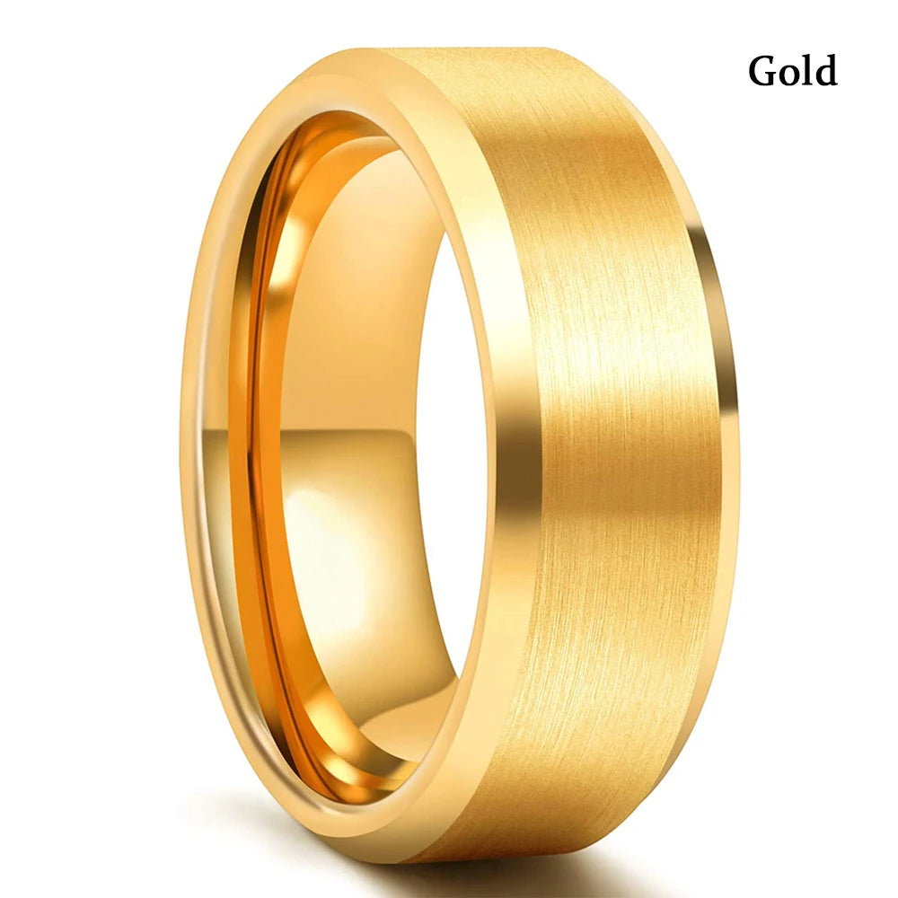 Gros plan sur une bague de mariage en or avec un détail à double rainure.