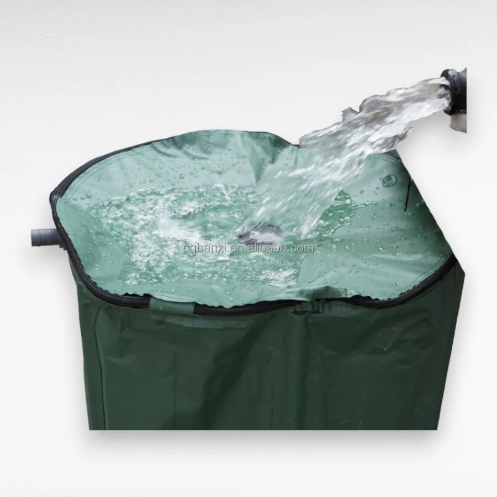 Grüne, faltbare PVC-Regenfass-Wassertank mit Wasserfluss aus dem Hahn.