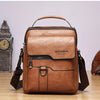 Braune Vintage-PU-Leder-Crossbody-Tasche mit Lederriemen und Reißverschluss auf Holzoberfläche