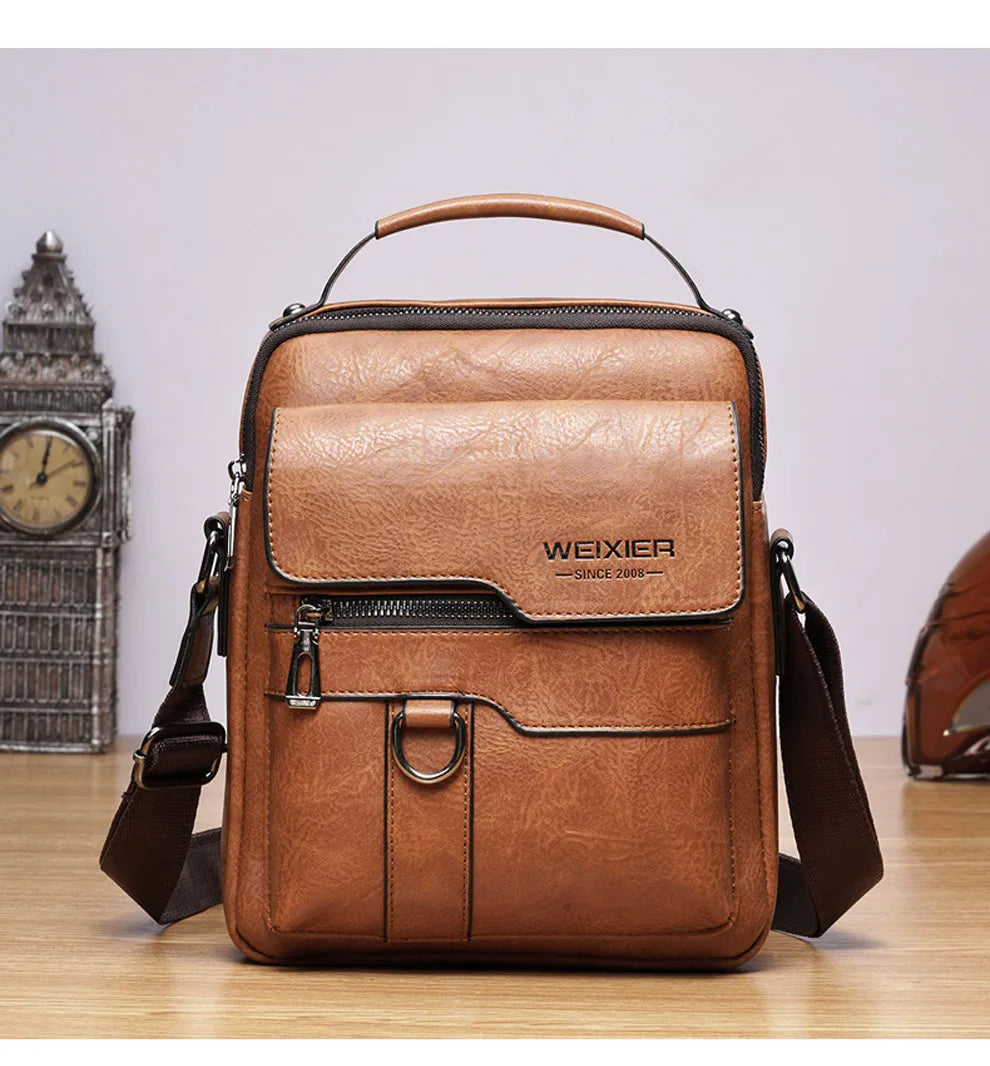 Braune Vintage-PU-Leder-Crossbody-Tasche mit Lederriemen und Reißverschluss auf Holzoberfläche