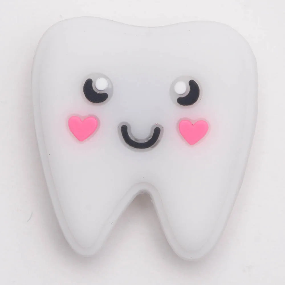 Weiße Plastizithahn in Form eines lächelnden Gesichts mit schwarzen Augen und rosa Herzakzenten.