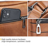 Nahaufnahme einer braunen Kunstleder-Crossbody-Tasche mit Textur, Hardware und einem Smartphone darin.