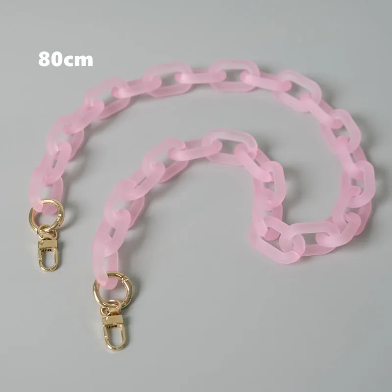 Rosa abnehmbare Kettengurt-Strap für eine Tasche, gezeigt vor grauem Hintergrund.