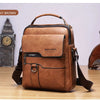 Helles braunes Vintage-PU-Leder-Crossbody-Bag für Herren auf einer Holzoberfläche.