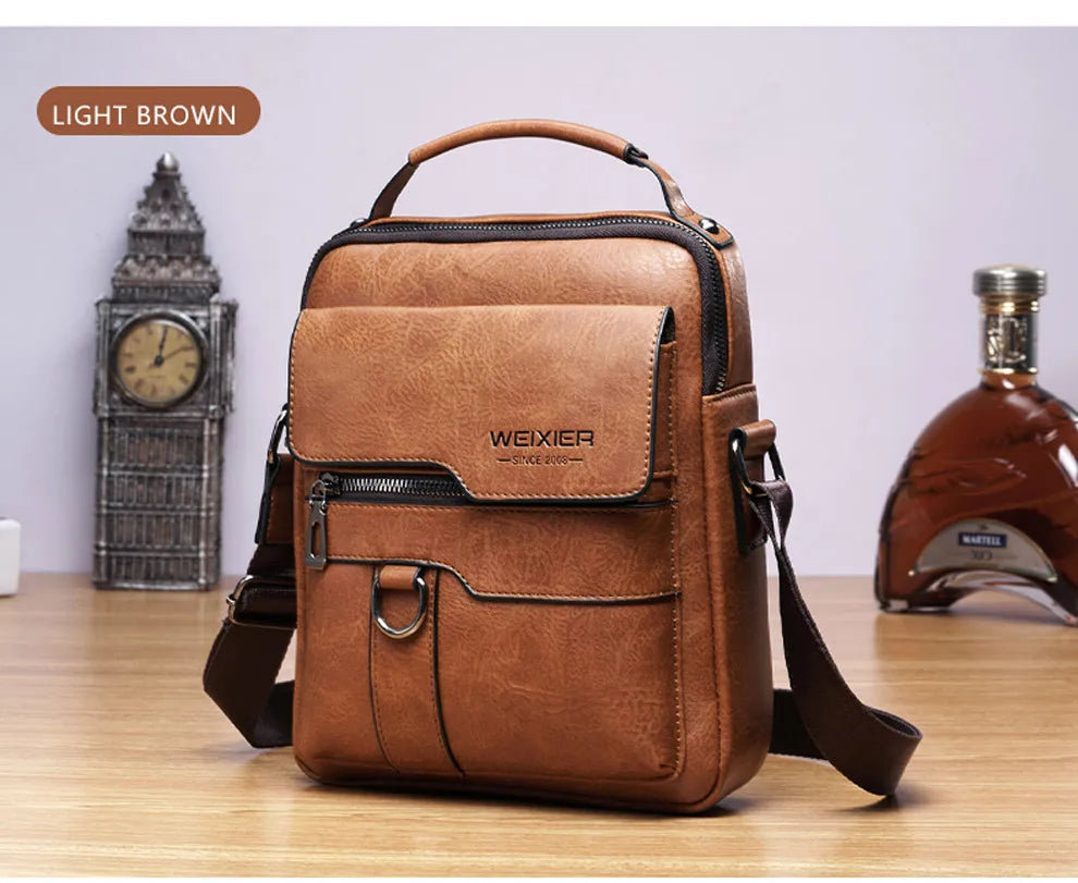 Helles braunes Vintage-PU-Leder-Crossbody-Bag für Herren auf einer Holzoberfläche.