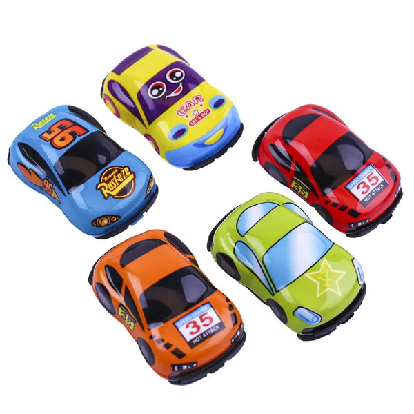 Eine Sammlung von fünf bunten Mini-Zugspielzeugautos in Gelb, Blau, Rot, Orange und Limettengrün.