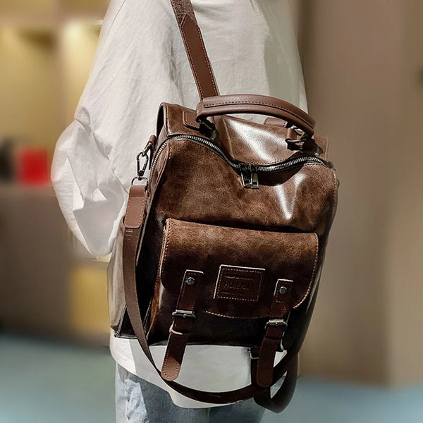 Brauner Kunstleder-Rucksack mit Mode, getragen von einer Person in einem weißen Hemd.