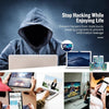 Una persona con sudadera mostrando una laptop y dispositivos móviles, ilustrando protección contra hackers.