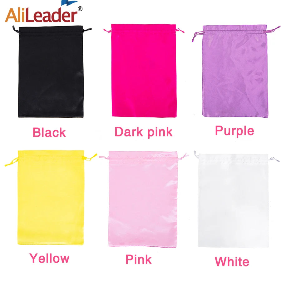 Eine Sammlung von Satin-Aufbewahrungstaschen in Schwarz, Dunkelrosa, Lila, Gelb, Pink und Weiß.