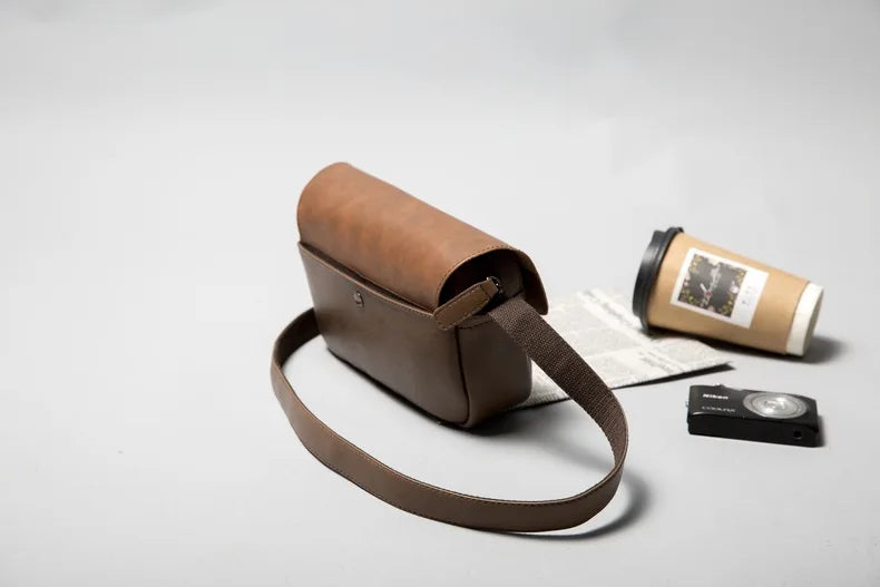 Vintage Leather Crossbody Bag for Men – Compact Messenger Shoulder Bag
