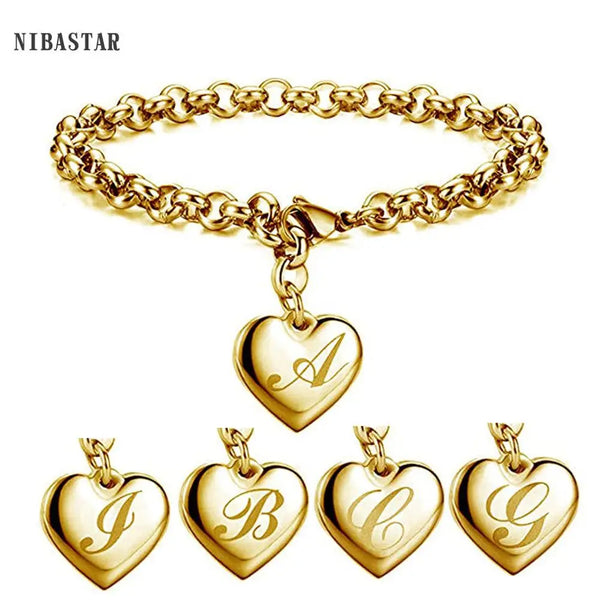Bracelet charm en forme de cœur or avec les lettres A à G sur une chaîne.