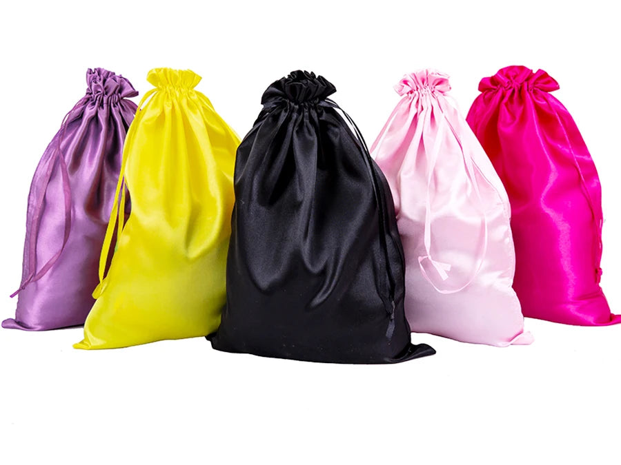 Fünf Satin-Aufbewahrungstaschen in lila, gelb, schwarz, rosa und magenta vor weißem Hintergrund.