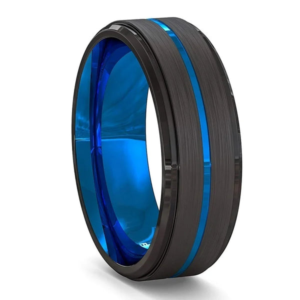 Gros plan d'une bague de mariage homme en acier inoxydable noir avec un détail à double rainure et des accents bleus.