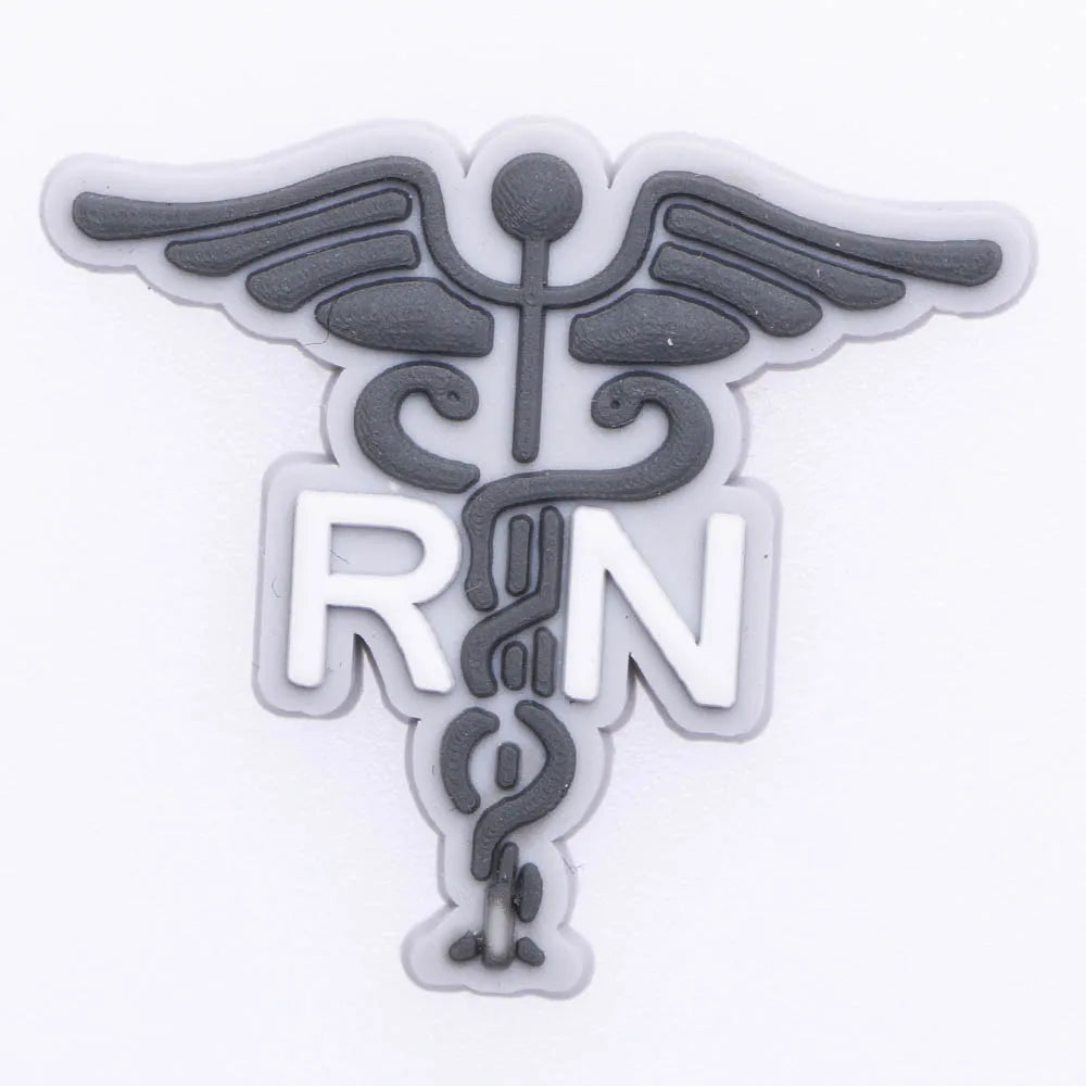 Ausgestanzter Badge-Reel mit stilisiertem medizinischem Stab und den Initialen RN in grau und weiß.