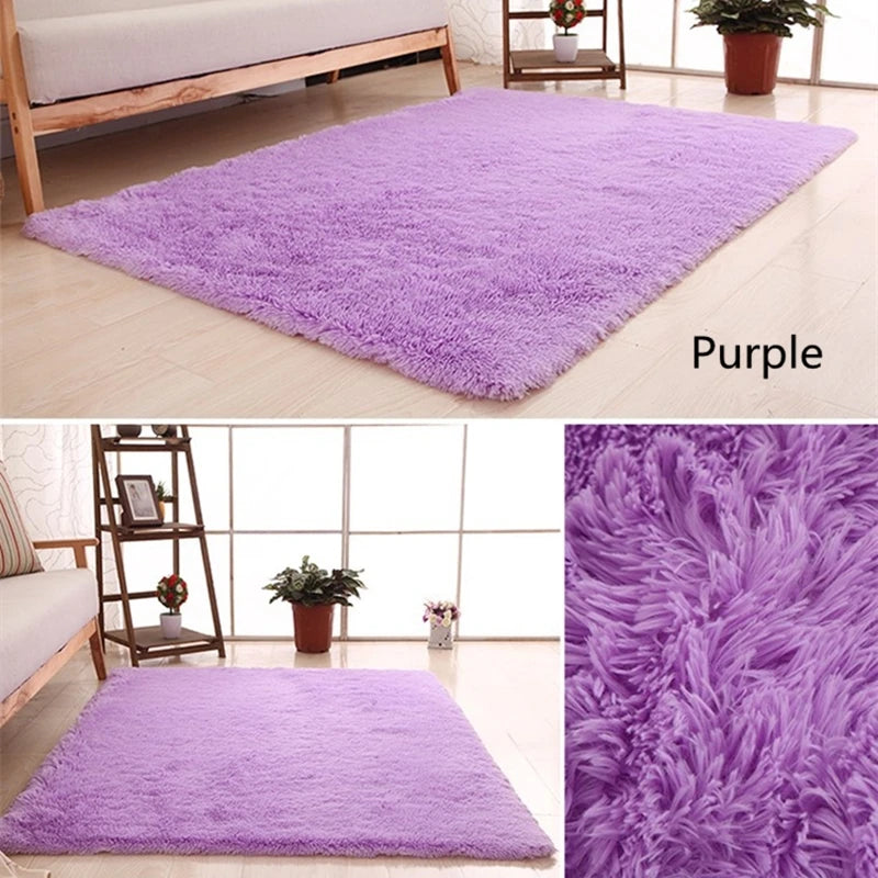 Una alfombra de área morada anti-resbalante exhibida sobre un suelo de madera claro.