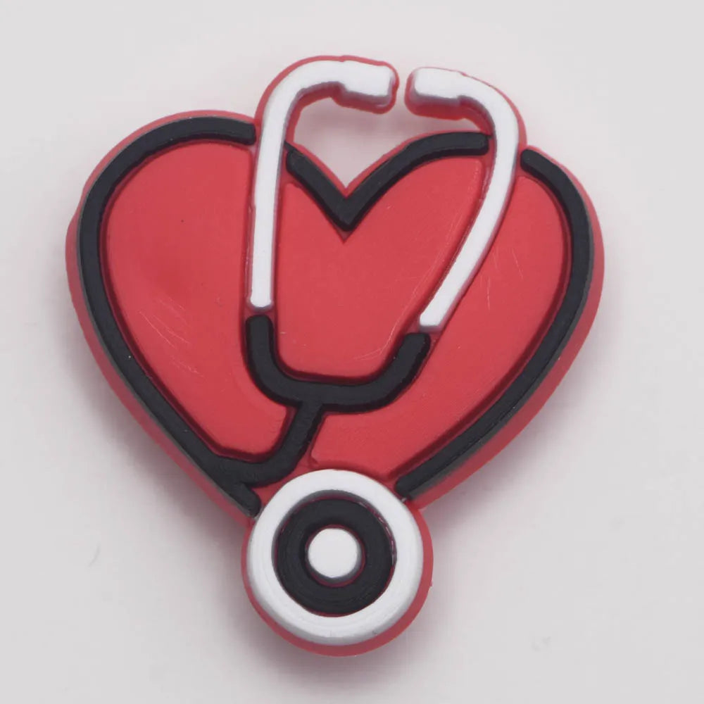 Rotes Herz-Symbol mit silberner Stethoskop-Umriss-Auszeichnung auf einem Badge-Reel.