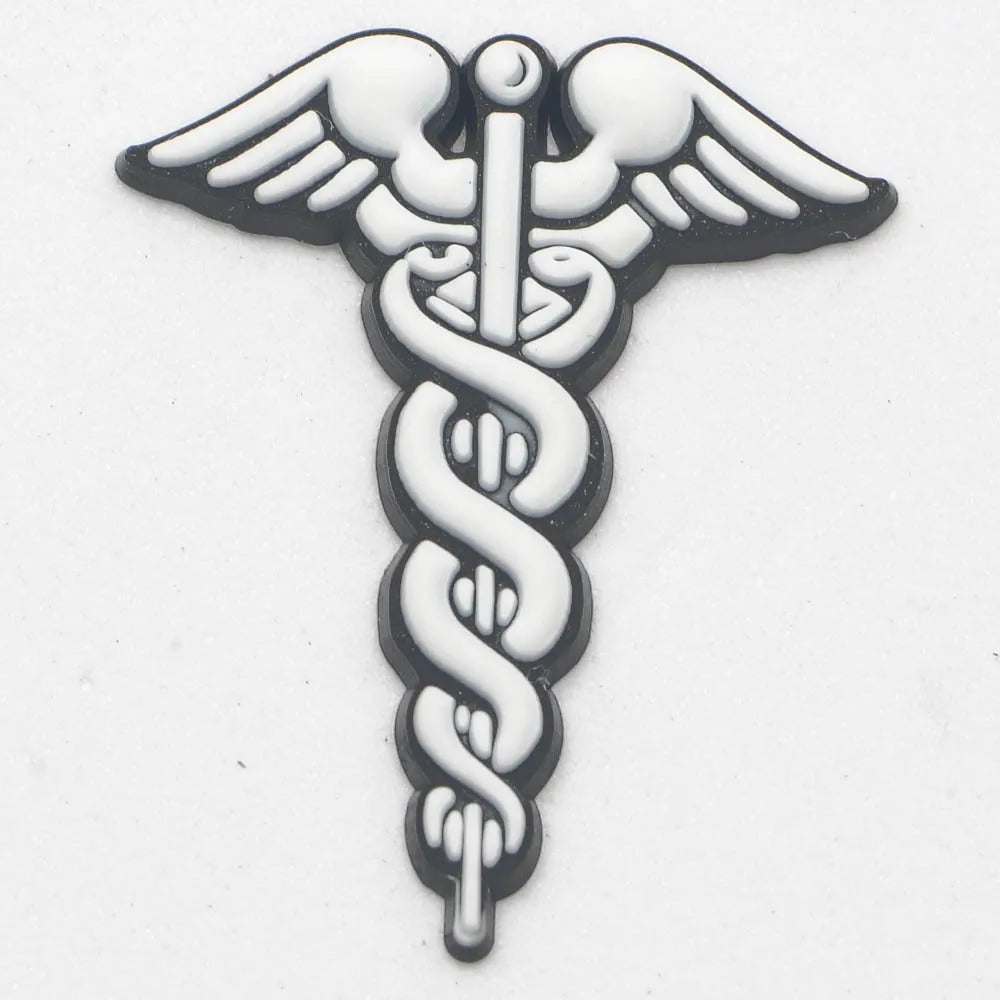 Stilisiertes schwarz-weißes Emblem einer Krankenschwester mit Stab, Flügeln und Caduceus