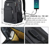 Schwarzer schlanker Laptop-Rucksack mit Abmessungen und externem USB-Ladeanschluss für mobile Geräte.