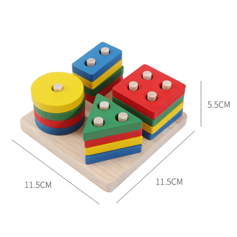 Un ensemble de blocs de construction en bois colorés empilés de différentes formes et tailles sur une planche en bois.