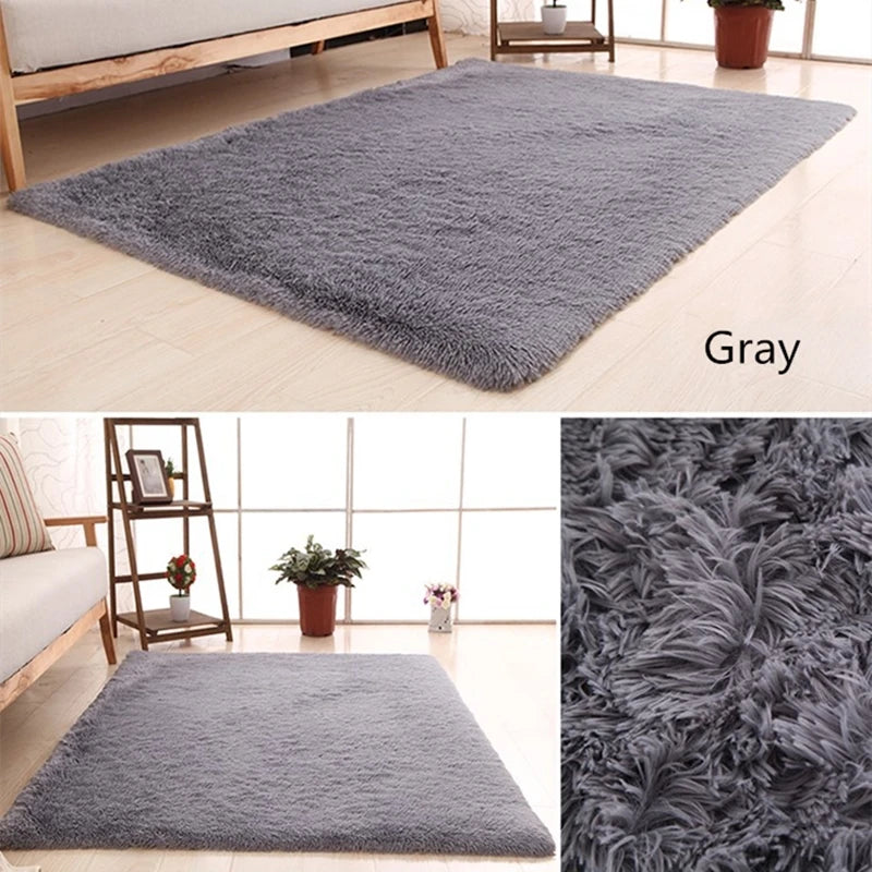 Alfombra anti-resbalante gris de peluche sobre suelo de madera clara, vista en diferentes tomas y contextos.