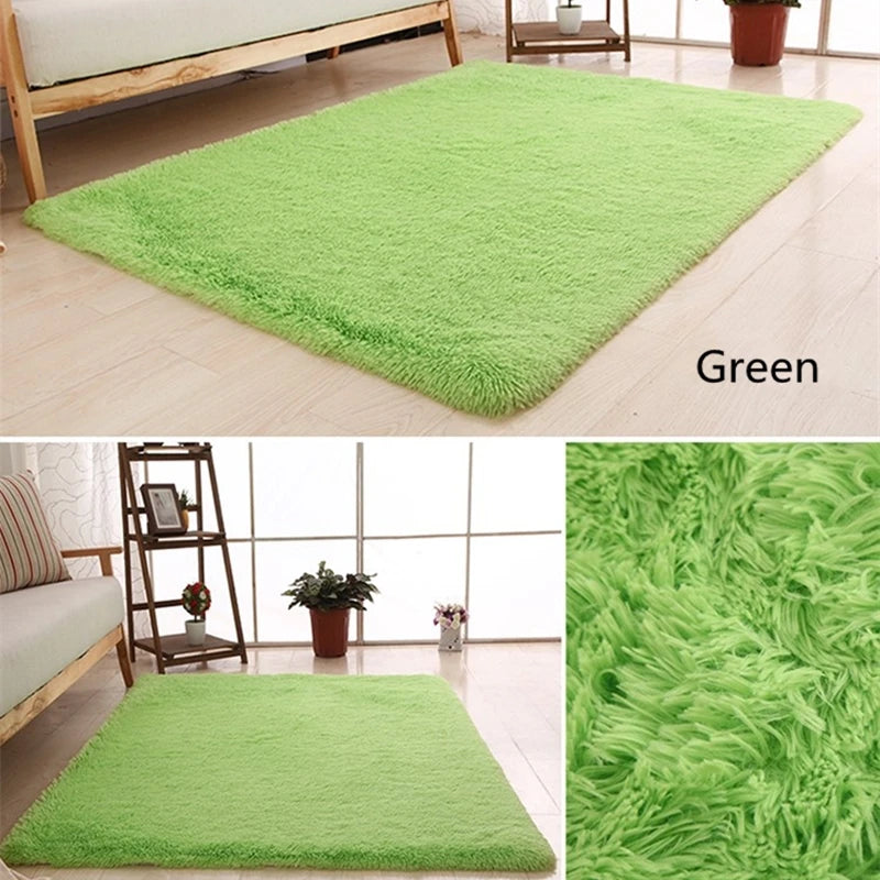 Una alfombra mullida de color verde brillante colocada sobre un suelo de madera, mostrada en varias vistas.