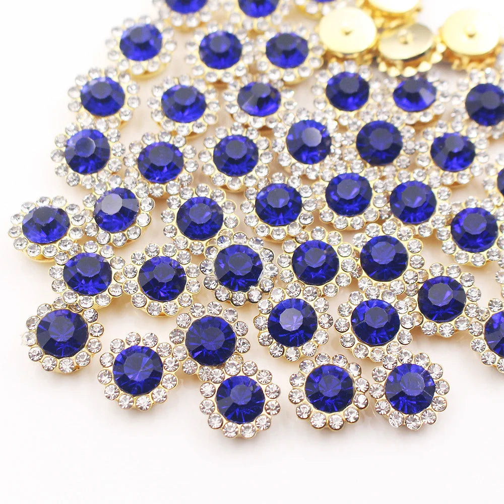 Nahaufnahme von goldenen und blauen Strasssteinen in Sonnenblumenmuster für Bastelverzzierungen