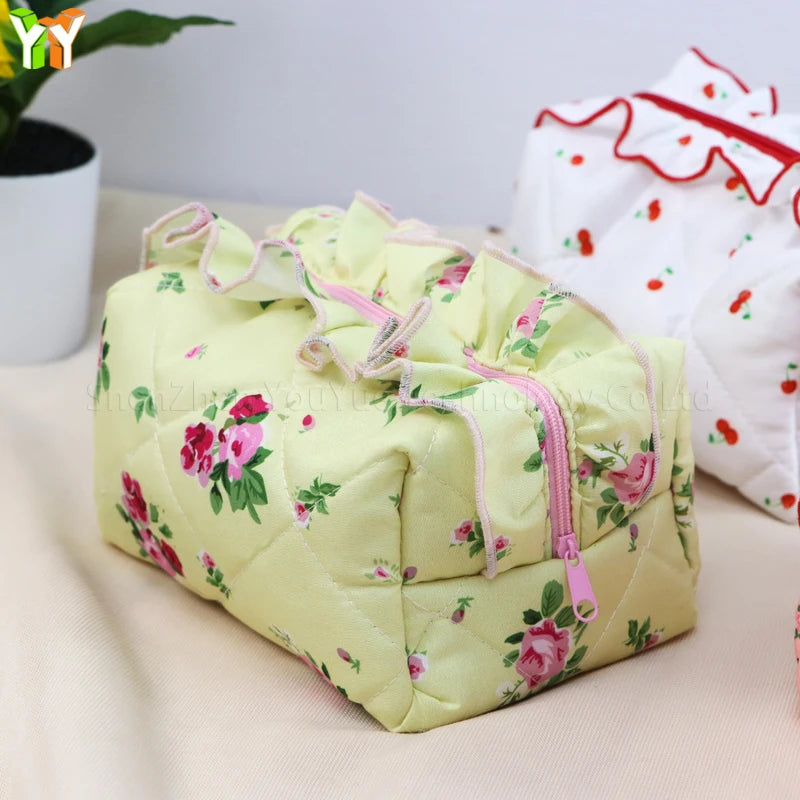 Neceser acolchado con estampado floral y lazo decorativo