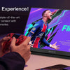 Eine Person spielt FIFA 21 auf verschiedenen Gaming-Konsolen mit einem tragbaren Bildschirm.