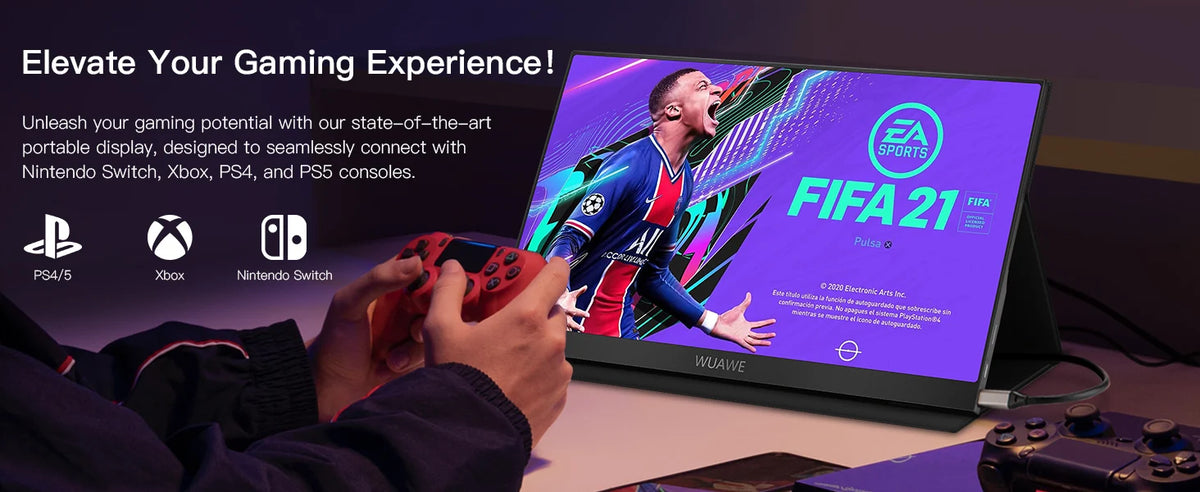 Eine Person spielt FIFA 21 auf verschiedenen Gaming-Konsolen mit einem tragbaren Bildschirm.