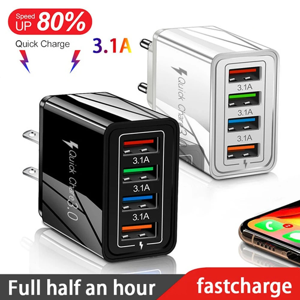 Silberner Wandadapter mit vier Anschlüssen zum schnellen Laden, neben einer schwarzen Version und einem Smartphone.