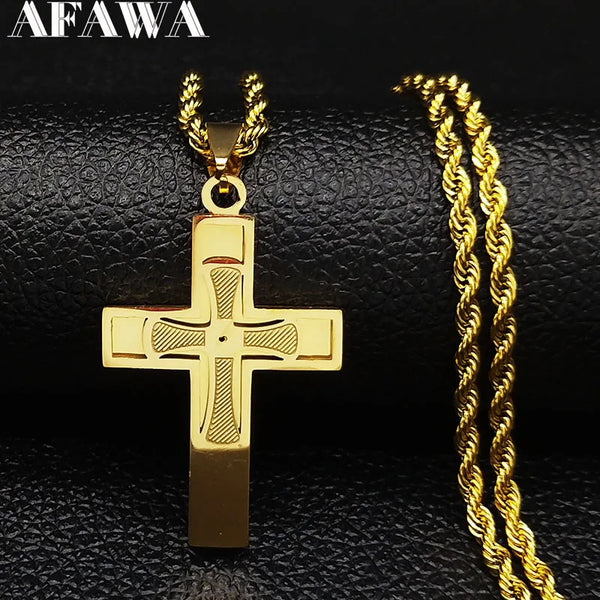 Collier de croix en acier inoxydable doré, suspendu sur une surface en cuir noir.