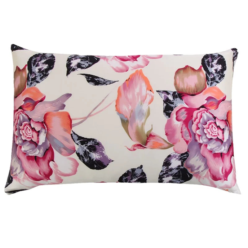 Quadervorstes Seidenkissenbezug mit Blumenmuster in rosa, Pfirsich- und dunkelvioletten Blättern.