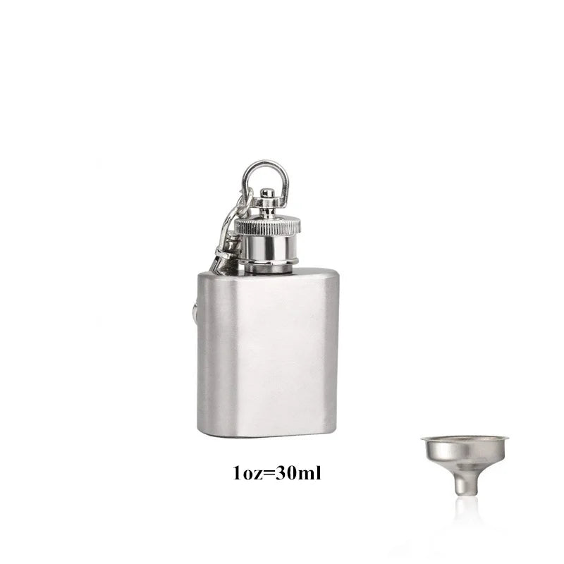Edelstahl-Flasche mit Metalltrichter und Messbecher.