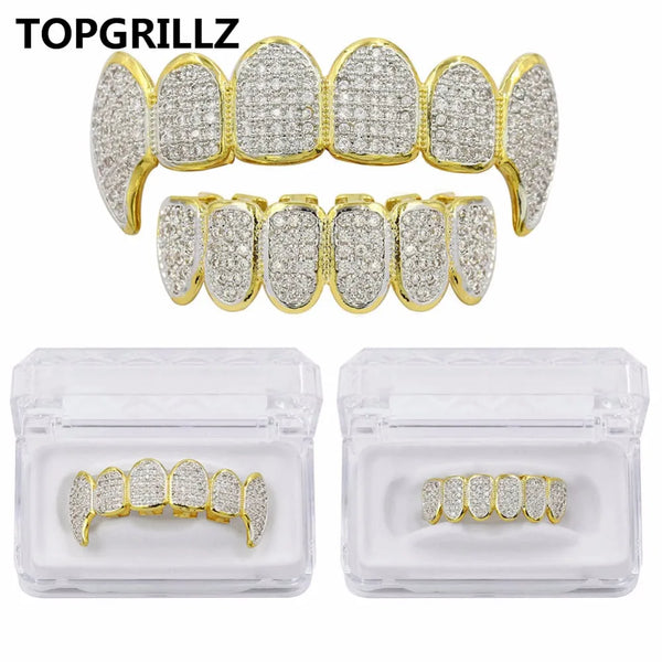 Un juego de grillz de latón sólido con diamantes incrustados, exhibidos sobre un fondo blanco.