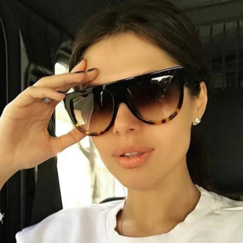 نظارات شمسية درعية كلاسيكية مسطحة مع تفاصيل المسامير