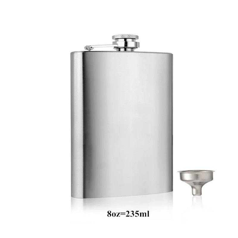 Silberne Edelstahlflasche mit Metallverschluss und kleiner Trichter vor weißem Hintergrund.